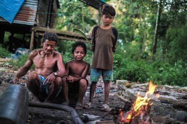 Muadzam Şah, Malezya - 5 Ekim 2020: Yerli yerli yerli Aborjinler avlanmak için mızrak yapıyor.