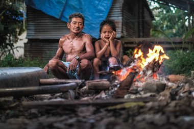 Muadzam Şah, Malezya - 5 Ekim 2020: Yerli yerli yerli Aborjinler avlanmak için mızrak yapıyor.