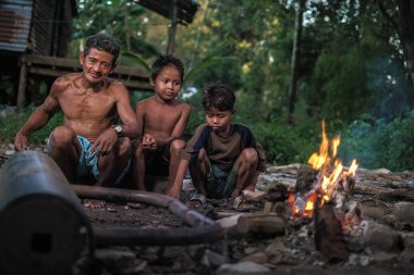 Muadzam Şah, Malezya - 5 Ekim 2020: Yerli yerli yerli Aborjinler avlanmak için mızrak yapıyor.