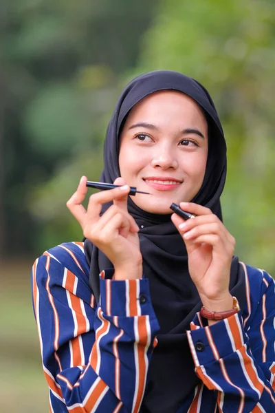 Bella Ragazza Hijab Indossa Abito Moderno Tenendo Eyeliner Sfondo Verde — Foto Stock