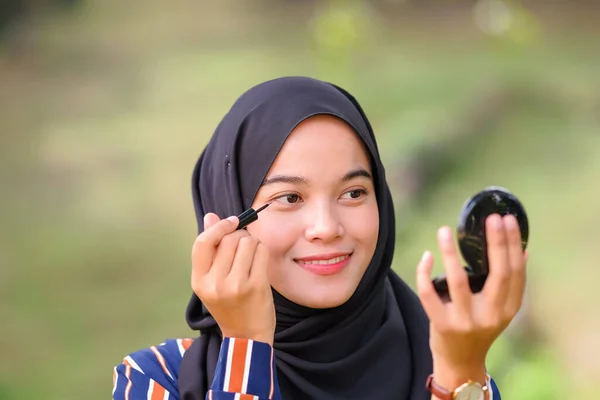 Bella Ragazza Musulmana Hijab Nero Applicare Trucco Con Eyeliner Guardando — Foto Stock