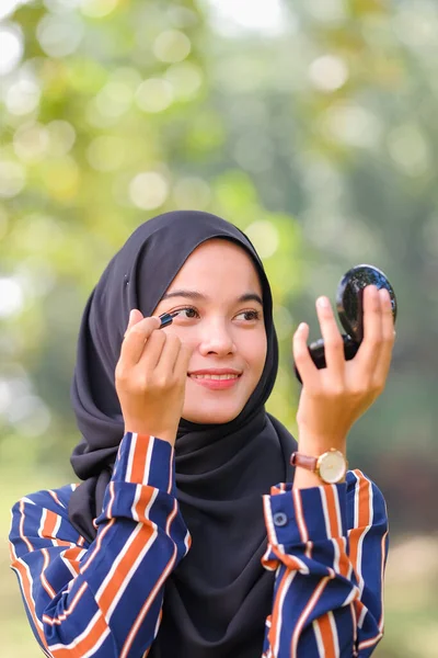 Mooie Moslim Meisje Zwarte Hijab Aanbrengen Van Make Met Eyeliner — Stockfoto