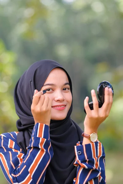 Beautiful Muslim Girl Black Hijab Applying Makeup Using Eyeliner Looking — Stock Photo, Image