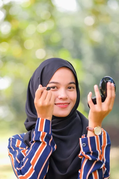 Bella Ragazza Musulmana Hijab Nero Applicare Trucco Con Eyeliner Guardando — Foto Stock