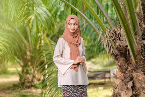 Mooie Vrouw Een Hijab Staand Buurt Van Een Palmolie Boom — Stockfoto