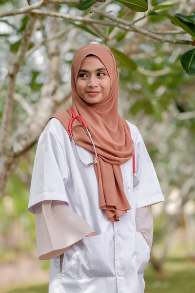 Unga Prethy Asean Kvinnliga Läkare Med Hijab Och Stetoskop Sjukhusets — Stockfoto