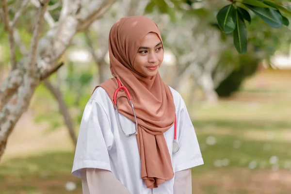 Unga Prethy Asean Kvinnliga Läkare Med Hijab Och Stetoskop Sjukhusets — Stockfoto