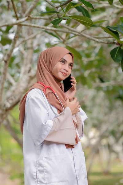 Kvinnlig Muslimsk Veterinär Som Har Smartphone Sjukhusets Trädgård Medicinsk Och — Stockfoto