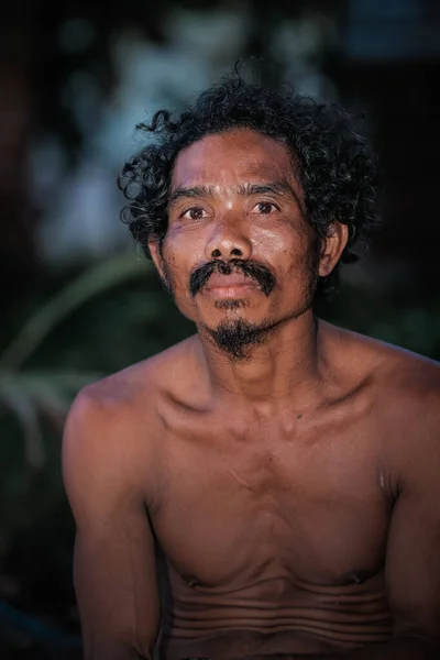 Äldre Asiatiska Män Tittar Kameran Med Suddig Bakgrund Orang Asli — Stockfoto