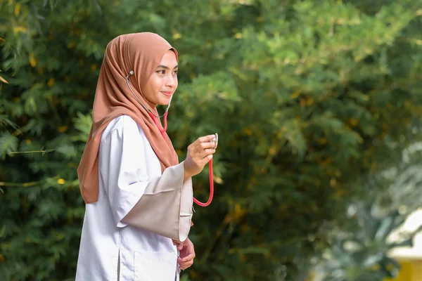 Ağaca Yaslanırken Stetoskop Tutan Gülümseyen Kadın Doktorların Portresi — Stok fotoğraf