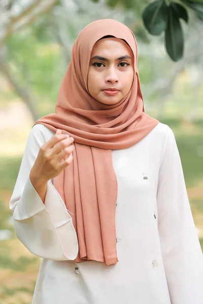 Wanita Muslim Cantik Berdiri Bawah Pohon Dengan Senyuman — Stok Foto