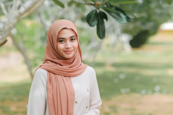 笑顔の木の下に立つ可愛いイスラム教徒の女性 — ストック写真