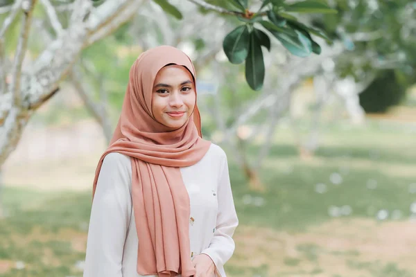 Wanita Muslim Cantik Berdiri Bawah Pohon Dengan Senyuman — Stok Foto