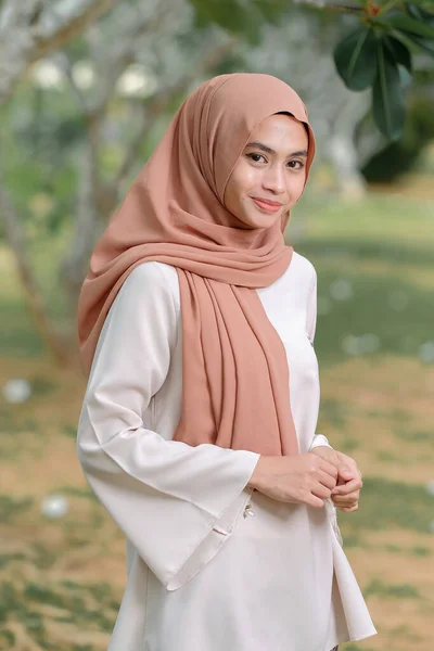 Wanita Muslim Cantik Berdiri Bawah Pohon Dengan Senyuman — Stok Foto