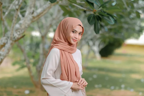 Wanita Muslim Cantik Berdiri Bawah Pohon Dengan Senyuman — Stok Foto