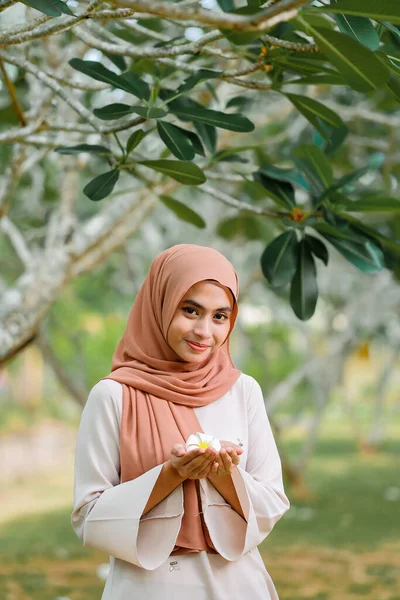 Wanita Muslim Cantik Berdiri Bawah Pohon Dan Memegang Bunga Putih — Stok Foto