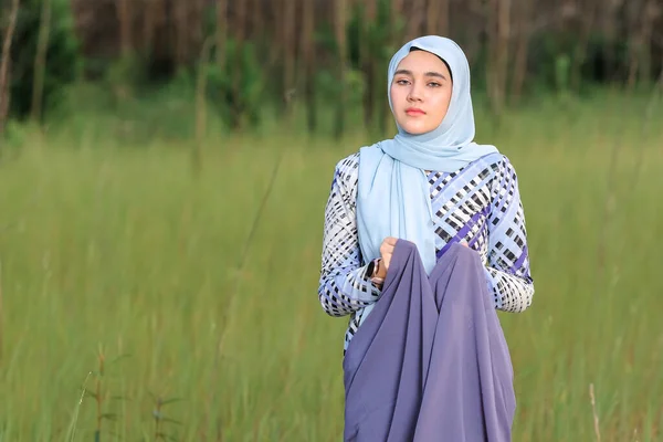 Potret Model Muda Cantik Yang Bahagia Dalam Gaya Hijab Modis — Stok Foto