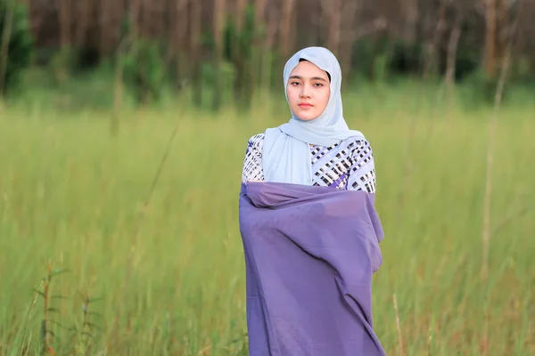 Ritratto Felice Bella Giovane Modella Stile Hijab Alla Moda Posa — Foto Stock