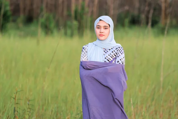 Portret Van Gelukkig Mooi Jong Model Modieuze Hijab Stijl Poseren — Stockfoto