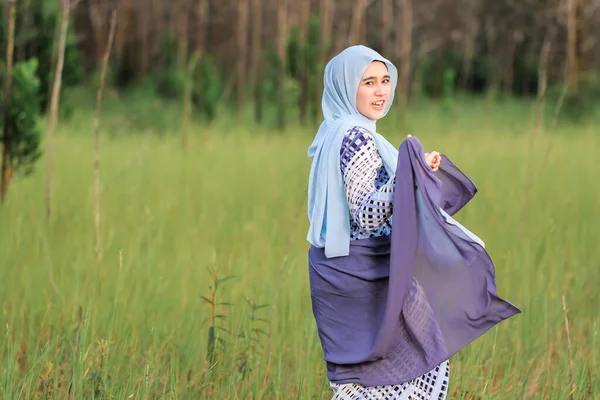 Retrato Modelo Jovem Bonito Feliz Moda Estilo Hijab Posando Área — Fotografia de Stock