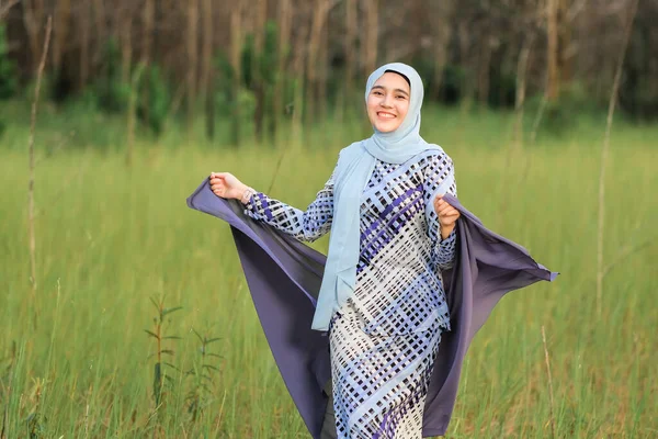 Portret Van Gelukkig Mooi Jong Model Modieuze Hijab Stijl Poseren — Stockfoto