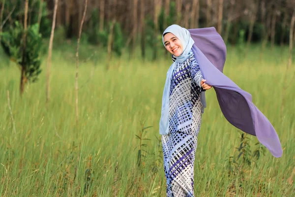 Portret Van Gelukkig Mooi Jong Model Modieuze Hijab Stijl Poseren — Stockfoto