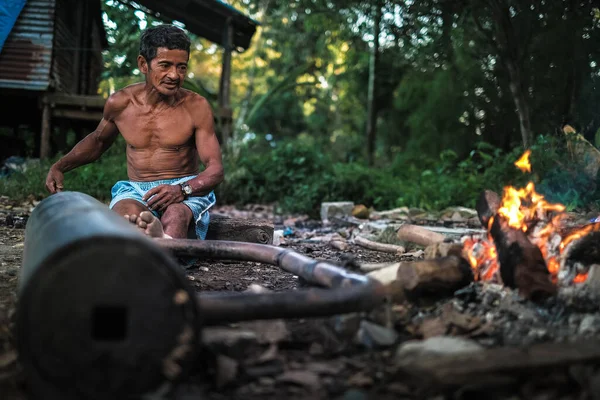 Ιθαγενείς Μαλαισιανοί Ιθαγενείς Τεχνίτες Που Φτιάχνουν Ένα Δόρυ Για Κυνήγι — Φωτογραφία Αρχείου