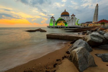 Malezya 'daki Mescidi Selat Camii' nde gün batımı