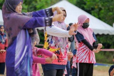 Muadzam Şah, Malezya - 16 Eylül 2020: Bir grup Asyalı aile babası, anne ve kızı koşuya çıkmadan önce esniyorlar.