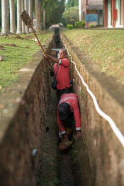 Muadzam Şah, Malezya - 1 Ekim 2020: Kimliği belirsiz işçiler gideri temizliyor. Kanalizasyon sisteminde sorun var.