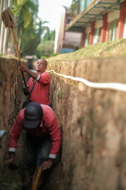 Muadzam Şah, Malezya - 1 Ekim 2020: Kimliği belirsiz işçiler gideri temizliyor. Kanalizasyon sisteminde sorun var.