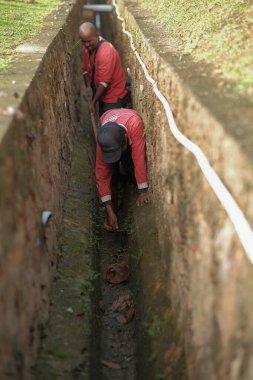 Muadzam Şah, Malezya - 1 Ekim 2020: Kimliği belirsiz işçiler gideri temizliyor. Kanalizasyon sisteminde sorun var.