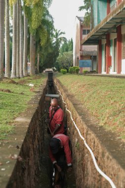 Muadzam Şah, Malezya - 1 Ekim 2020: Kimliği belirsiz işçiler gideri temizliyor. Kanalizasyon sisteminde sorun var.