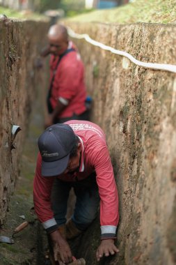 Muadzam Şah, Malezya - 1 Ekim 2020: Kimliği belirsiz işçiler gideri temizliyor. Kanalizasyon sisteminde sorun var.