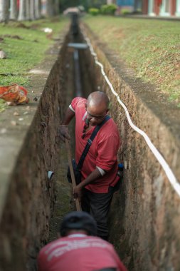 Muadzam Şah, Malezya - 1 Ekim 2020: Kimliği belirsiz işçiler gideri temizliyor. Kanalizasyon sisteminde sorun var.