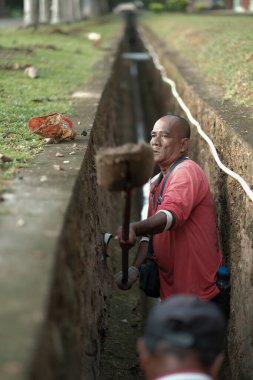 Muadzam Şah, Malezya - 1 Ekim 2020: Kimliği belirsiz işçiler gideri temizliyor. Kanalizasyon sisteminde sorun var.
