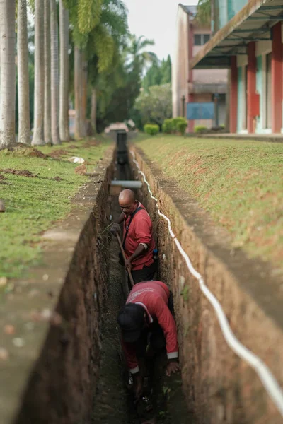 Muadzam Şah, Malezya - 1 Ekim 2020: Kimliği belirsiz işçiler gideri temizliyor. Kanalizasyon sisteminde sorun var.