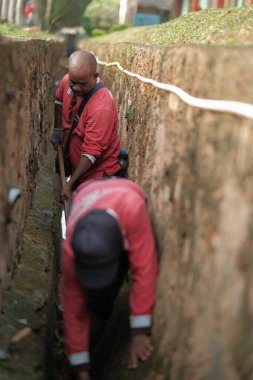 Muadzam Şah, Malezya - 1 Ekim 2020: Kimliği belirsiz işçiler gideri temizliyor. Kanalizasyon sisteminde sorun var.