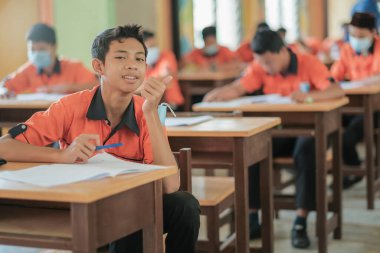 Muadzam Şah, Malezya - 1 Ekim 2020: Covid -19 'dan korunmak için okuldaki Malezyalı öğrenciler. Yeni normal eğitim.