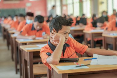 Muadzam Şah, Malezya - 1 Ekim 2020: Covid -19 'dan korunmak için okuldaki Malezyalı öğrenciler. Yeni normal eğitim.