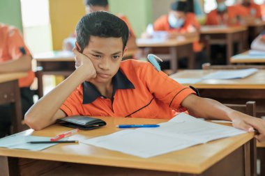 Muadzam Şah, Malezya - 1 Ekim 2020: Covid -19 'dan korunmak için okuldaki Malezyalı öğrenciler. Yeni normal eğitim.