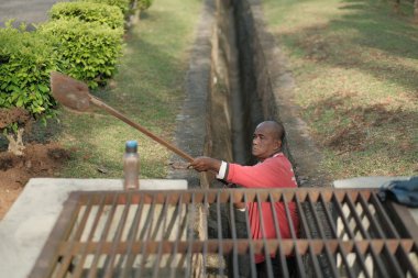 Muadzam Şah, Malezya - 1 Ekim 2020: Kimliği belirsiz işçiler gideri temizliyor. Kanalizasyon sisteminde sorun var.