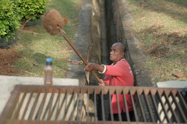 Muadzam Şah, Malezya - 1 Ekim 2020: Kimliği belirsiz işçiler gideri temizliyor. Kanalizasyon sisteminde sorun var.