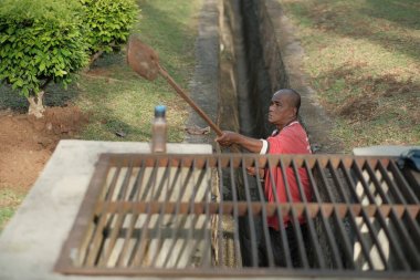 Muadzam Şah, Malezya - 1 Ekim 2020: Kimliği belirsiz işçiler gideri temizliyor. Kanalizasyon sisteminde sorun var.