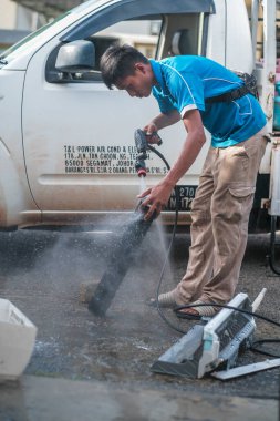 Muadzam Şah, Malezya - 3 Ekim 2020: Asyalı erkek teknisyen, havalandırmayı içeride temizliyor.