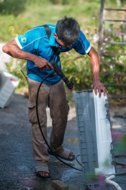 Muadzam Şah, Malezya - 3 Ekim 2020: Asyalı erkek teknisyen, havalandırmayı içeride temizliyor.