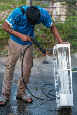 Muadzam Şah, Malezya - 3 Ekim 2020: Asyalı erkek teknisyen, havalandırmayı içeride temizliyor.