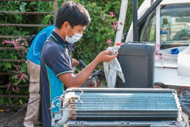 Muadzam Şah, Malezya - 3 Ekim 2020: Klima teknisyenleri ev ünitesinde kontrol, onarım ve bakım hizmetleri