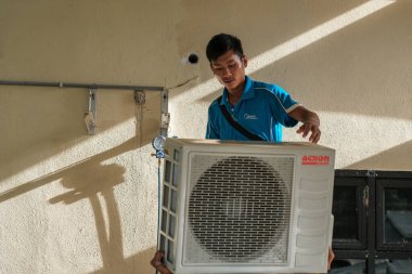 Muadzam Şah, Malezya - 3 Ekim 2020: Klima teknisyenleri ev ünitesinde kontrol, onarım ve bakım hizmetleri