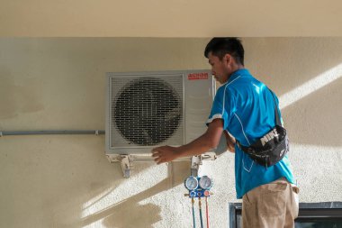 Muadzam Şah, Malezya - 3 Ekim 2020: Klima teknisyenleri ev ünitesinde kontrol, onarım ve bakım hizmetleri